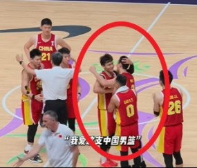 爱游戏 在线登录-这氛围爱了！错失绝杀后全队纷纷上前鼓励胡明轩 赵睿微笑拍头
